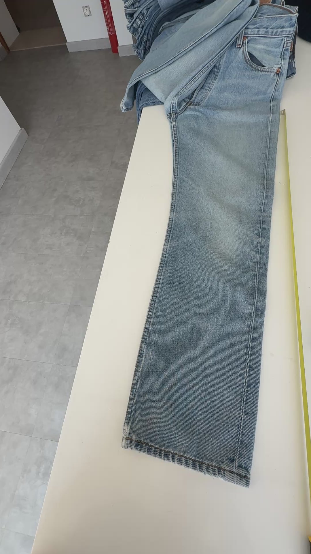 W27 L31 vintage Levis 501 26-27” measured light blue 90s denim Levi’s 501s