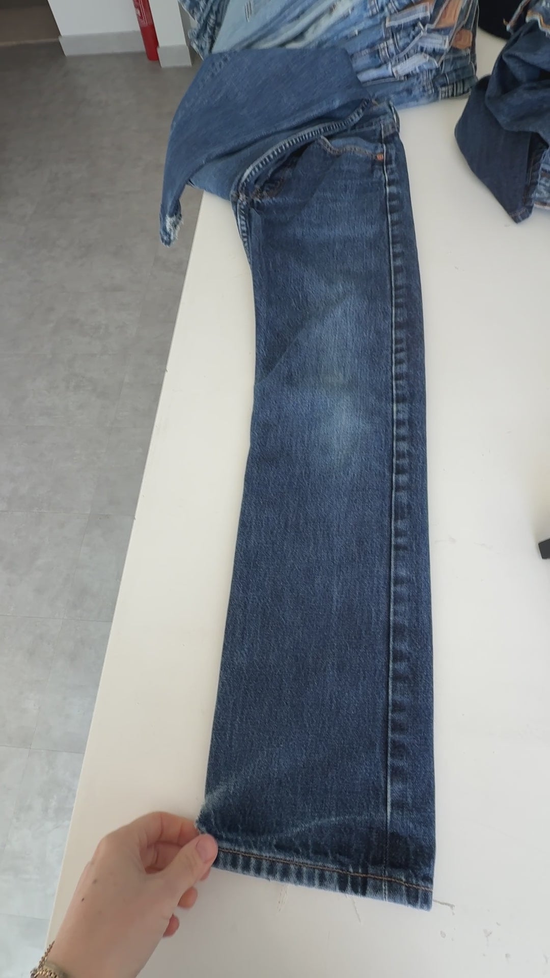 Soft W24 L30 vintage Levis 501s 23-24” measured dark indigo blue Y2K Levi’s 501s